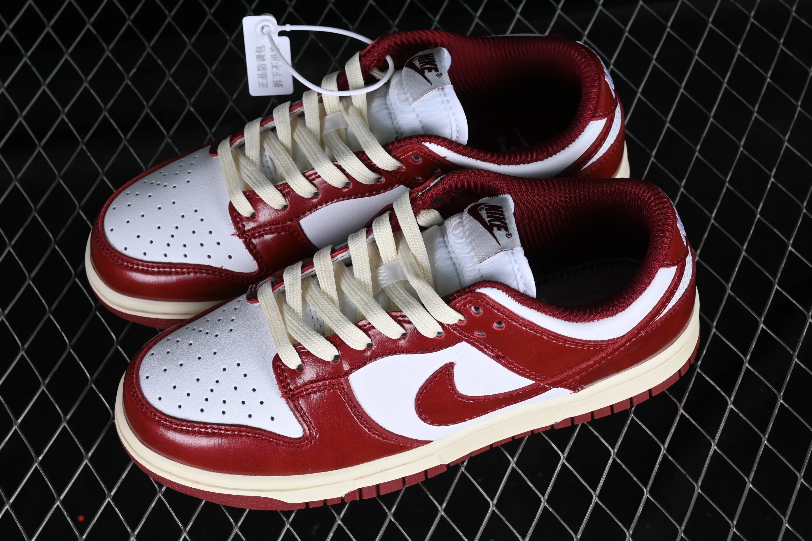 All Categories Nk SB Dunk Series Nk SB Dunk Low Low-top sneakers Cost-effective version Nk Dunk Low Prm "Team Red" Retro white and red SB low-top sports and leisure sneakers FJ4555-100